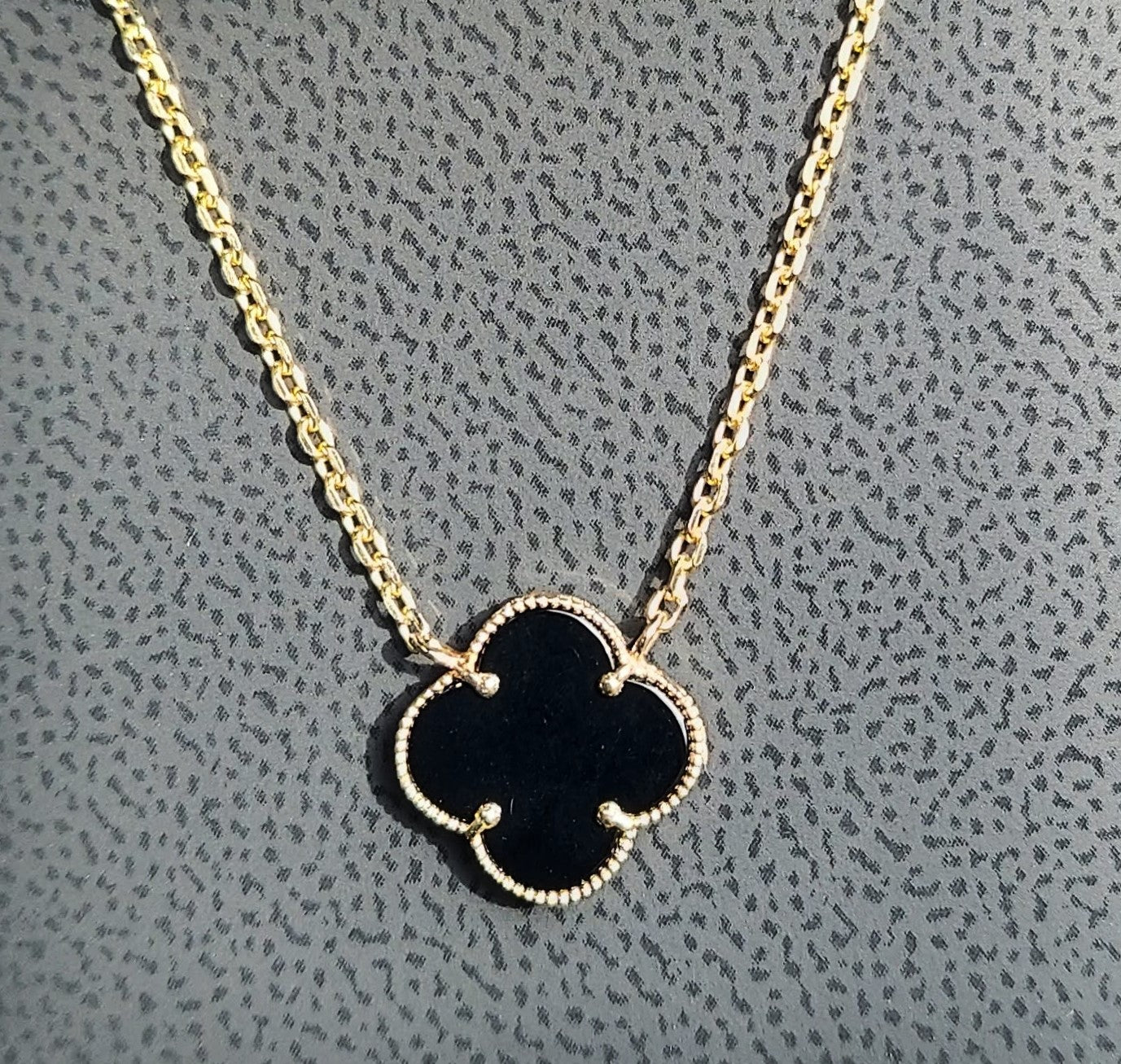 14k Yellow Gold Ladies Clover onyx pendant necklace