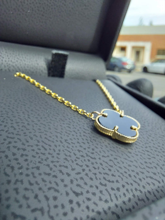 14k Yellow Gold Ladies Clover onyx pendant necklace