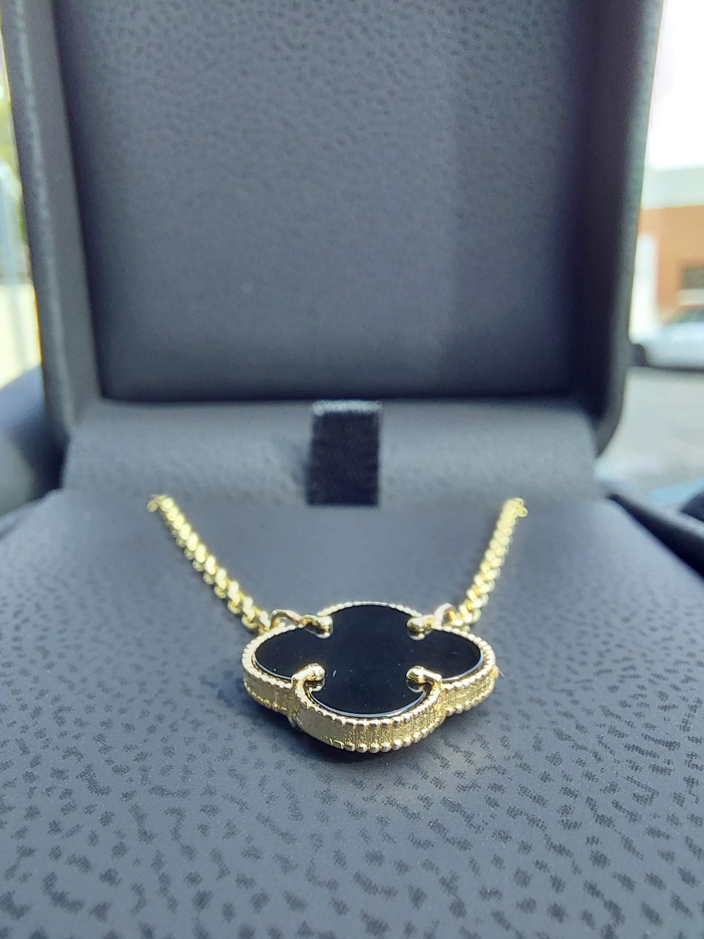 14k Yellow Gold Ladies Clover onyx pendant necklace